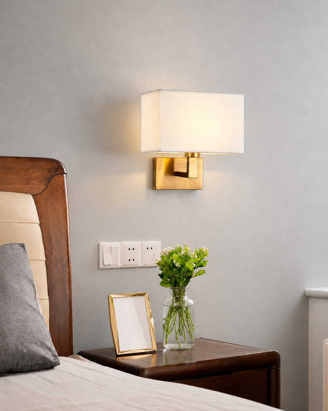 Aplique de Pared Dorado con Pantalla de Lino para Dormitorio