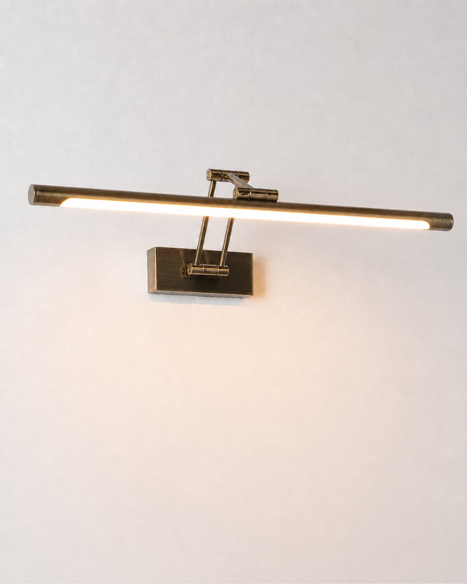 Aplique LED para cuadros en acabado bronce envejecido, vista uniforme