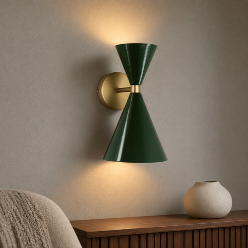 Aplique de pared verde y dorado encendido en salón