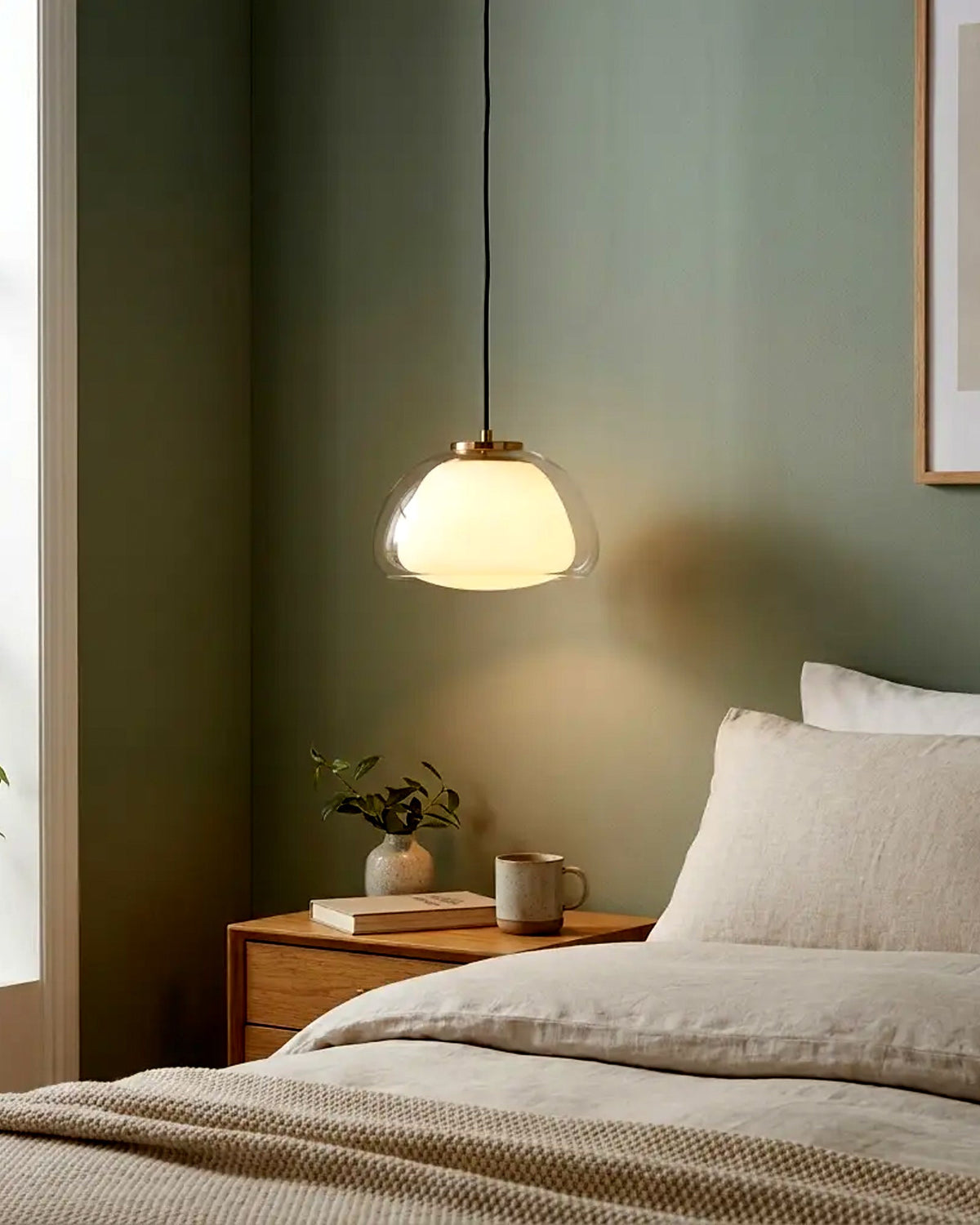 Lámpara colgante de vidrio transparente en dormitorio